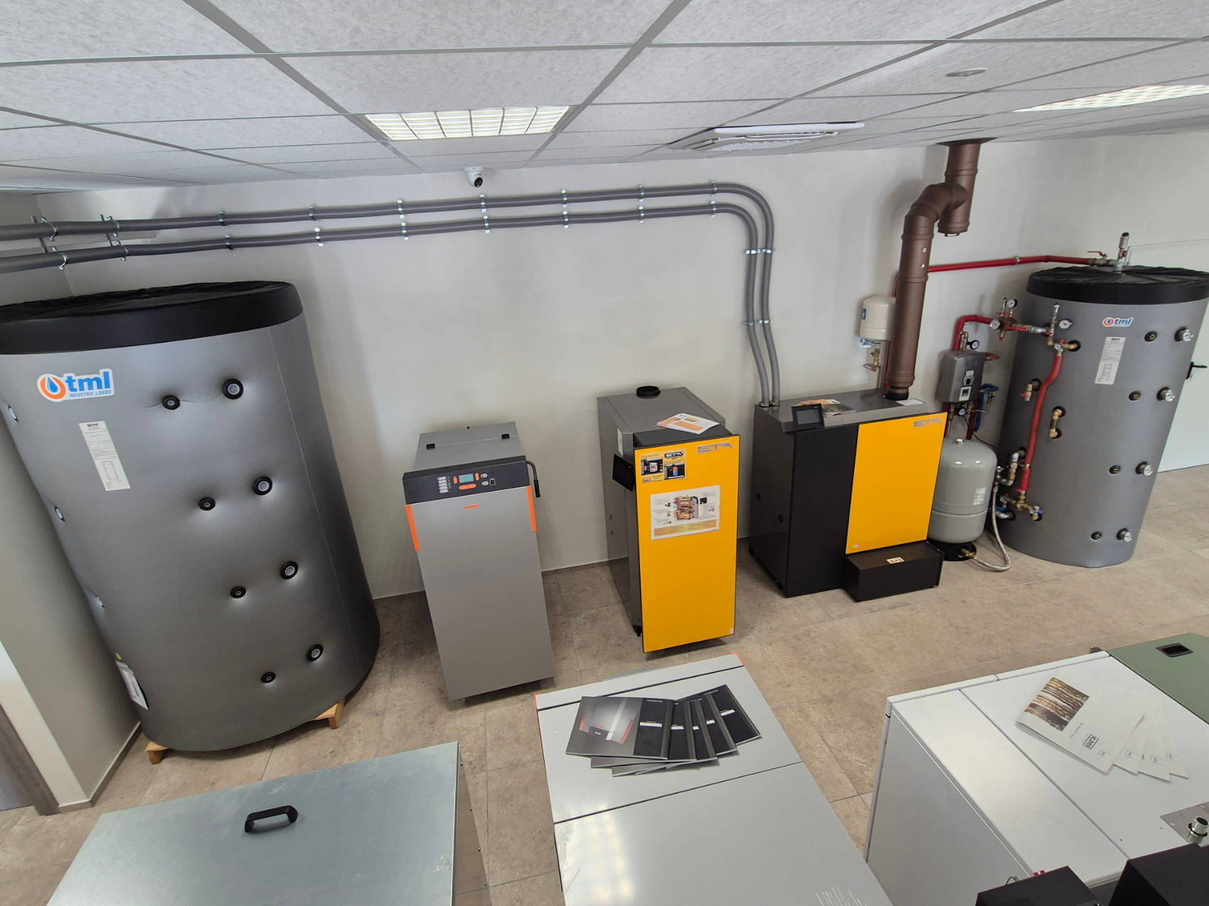 Nuova ed ampia esposizione di stufe camini e caldaie Ecofiamma a Saluzzo, nella foto un area espositiva di stufe e camini