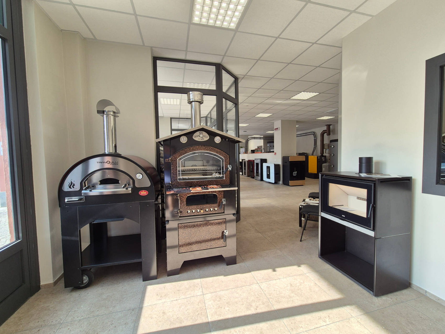 Nuova ed ampia esposizione di stufe camini e caldaie Ecofiamma a Saluzzo, nella foto un area espositiva di stufe e camini