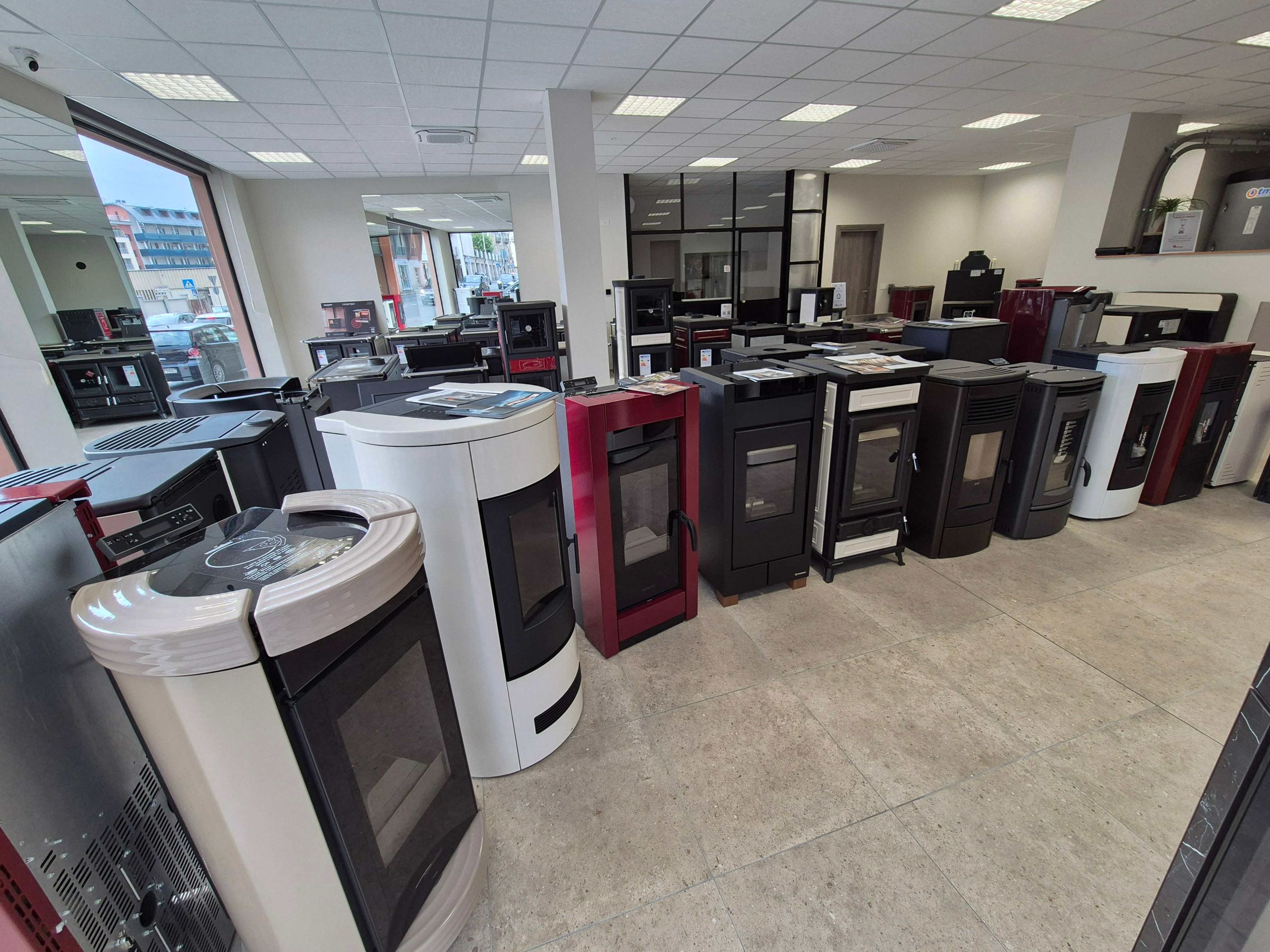 Nuova ed ampia esposizione di stufe camini e caldaie Ecofiamma a Saluzzo, nella foto un area espositiva di stufe e camini