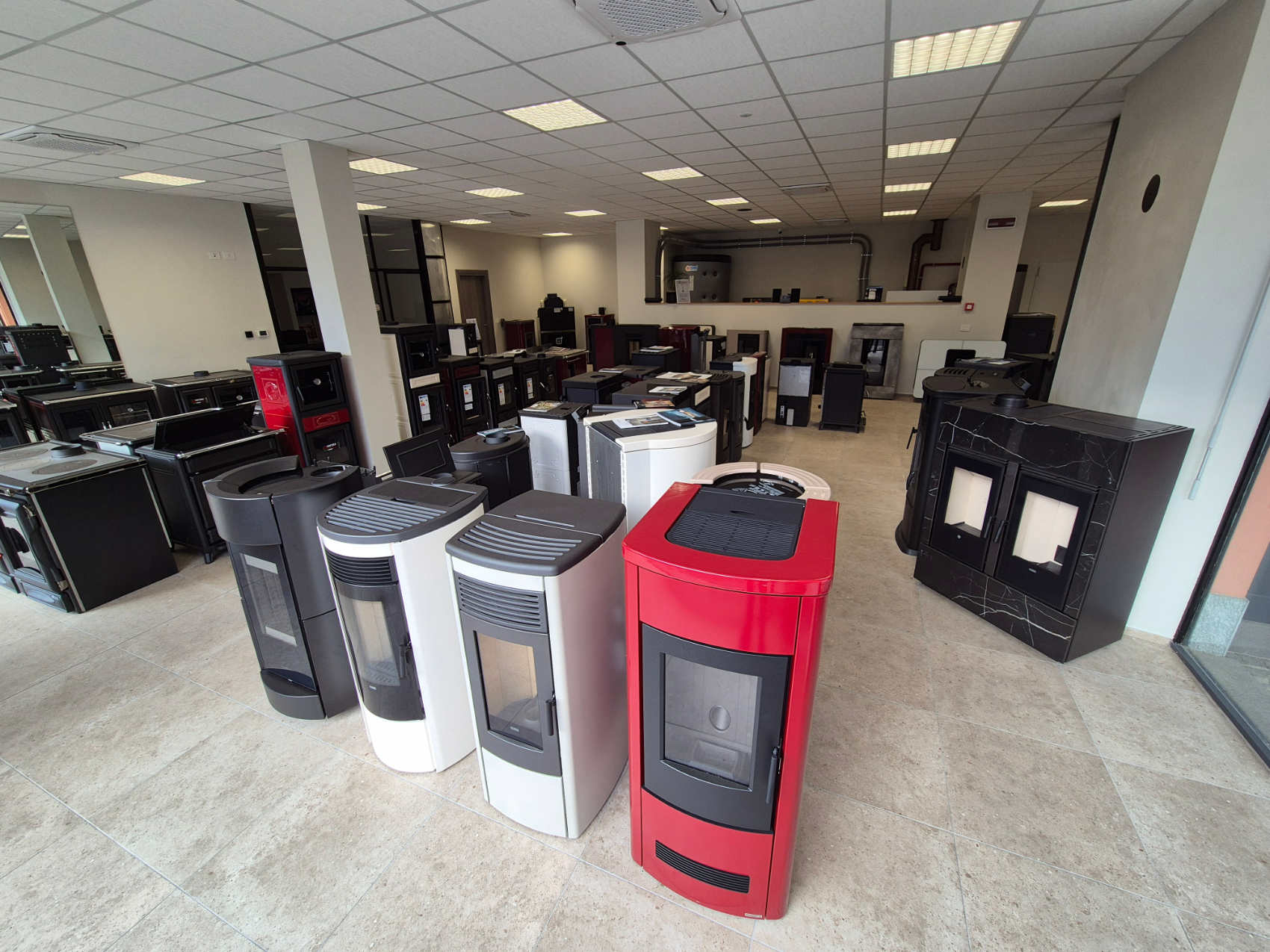 Nuova ed ampia esposizione di stufe camini e caldaie Ecofiamma a Saluzzo, nella foto un area espositiva di stufe e camini