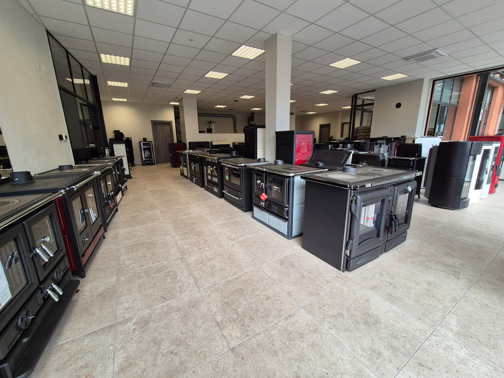 Nuova ed ampia esposizione di stufe camini e caldaie Ecofiamma a Saluzzo, nella foto un area espositiva di stufe e camini