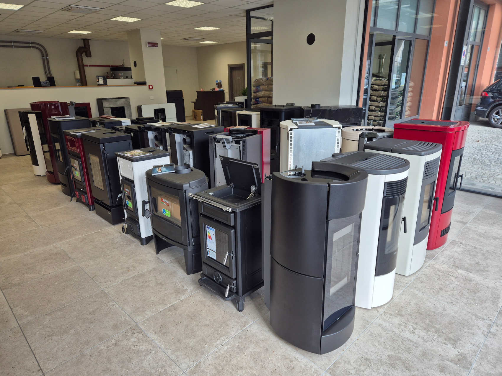 Nuova ed ampia esposizione di stufe camini e caldaie Ecofiamma a Saluzzo, nella foto un area espositiva di stufe e camini