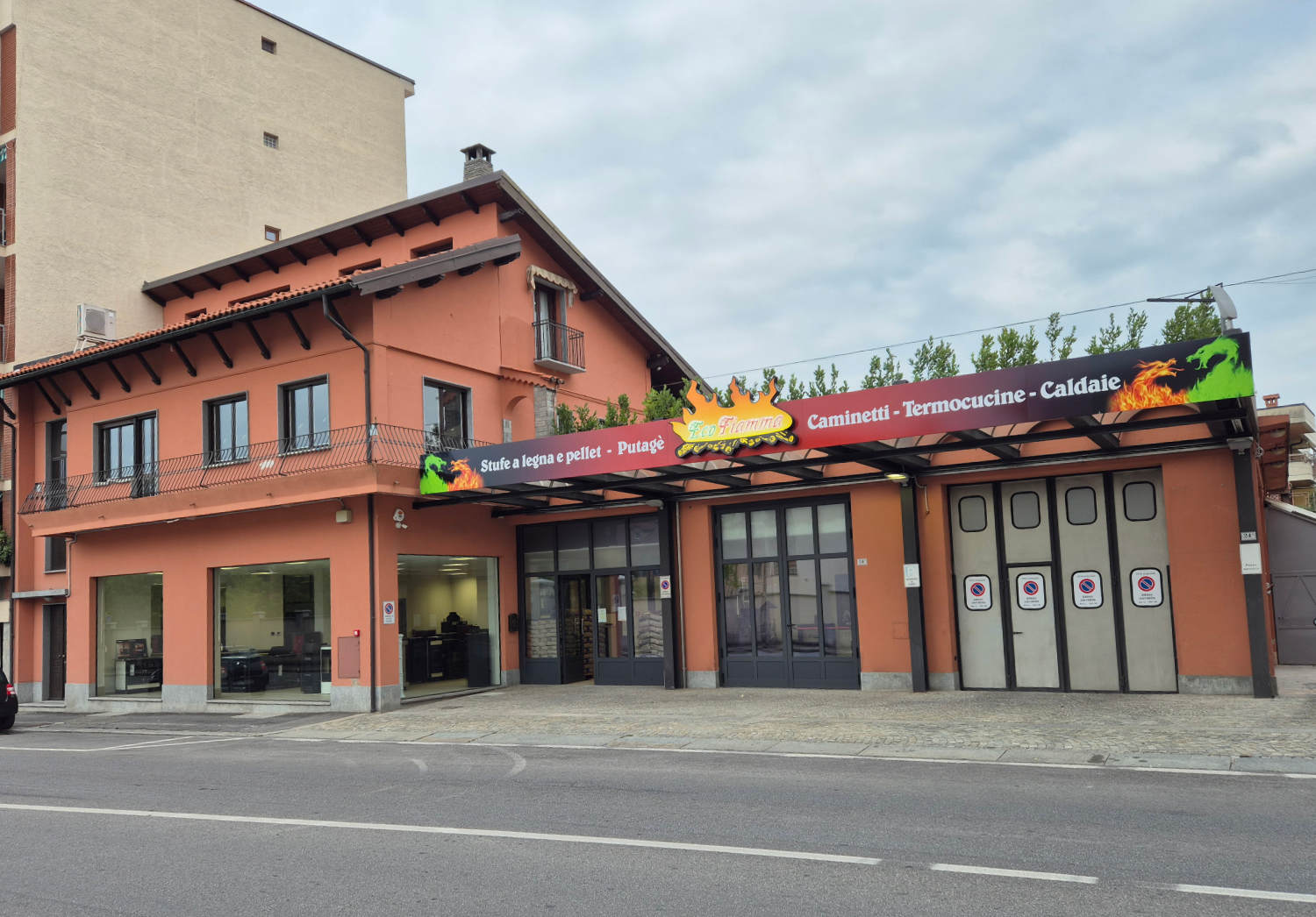 Nell'immagine l'edificio e le vetrine del nuovo negozio Ecofiamma vendita , stufe caldaie e camini a Saluzzo