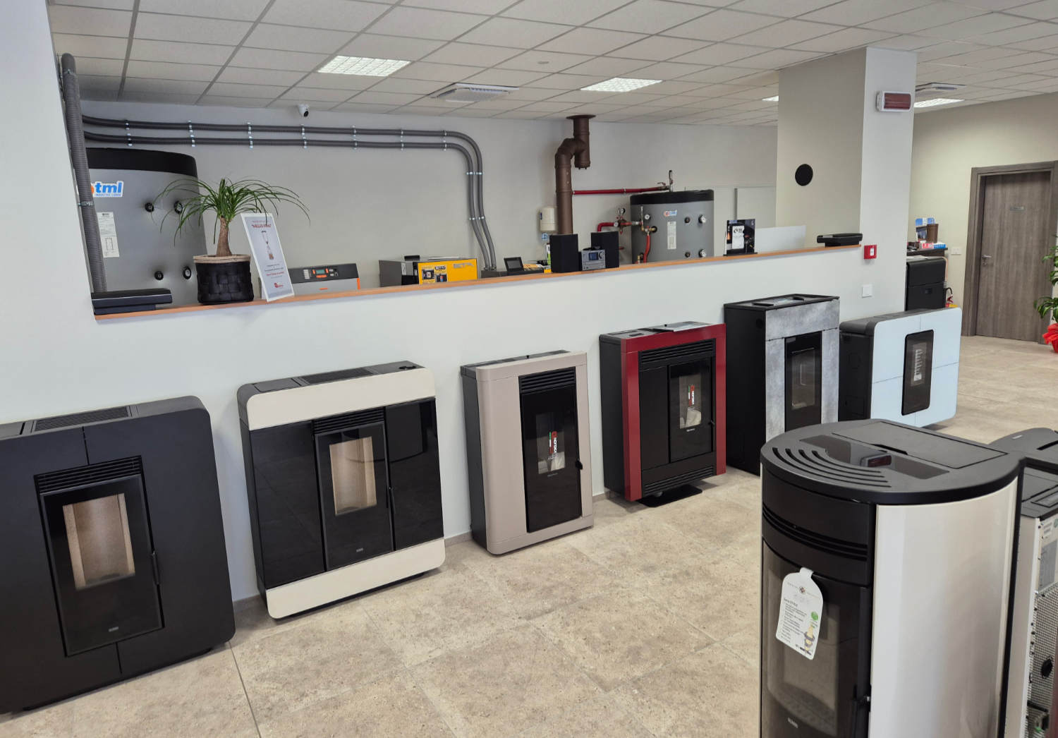 Nuova ed ampia esposizione di stufe camini e caldaie Ecofiamma a Saluzzo, nella foto un area espositiva di stufe e camini